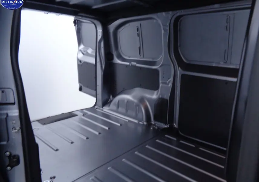 Intérieur du coffre gris métallisé du Peugeot Expert Fourgon 2022, vue depuis l'arrière avec porte latérale ouverte.