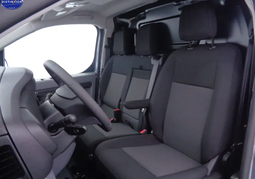 Vue intérieure côté conducteur du Peugeot Expert Fourgon 2022, sièges tissu noir et gris avec accoudoir central.