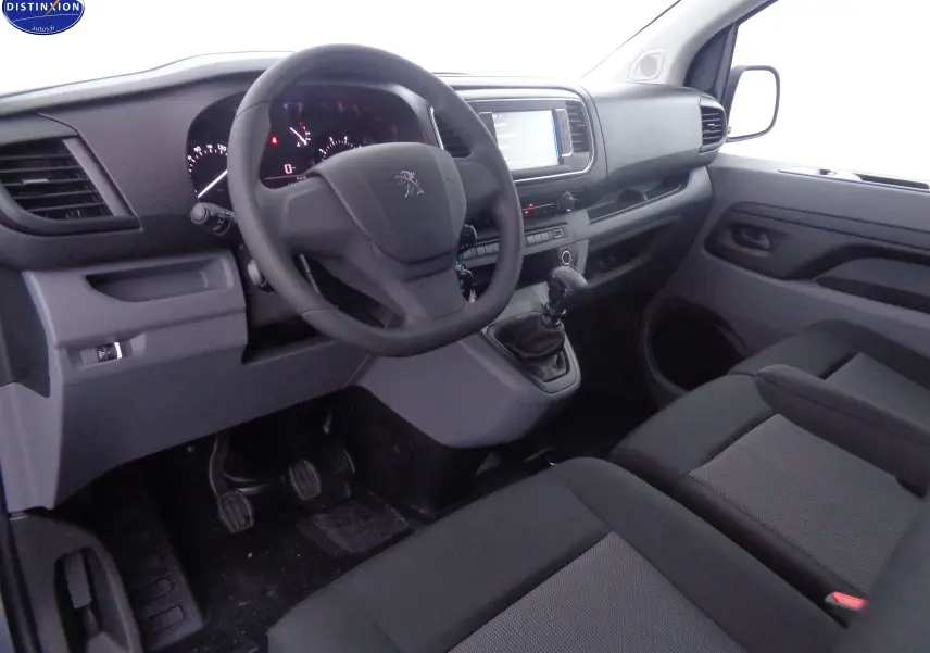Vue intérieure côté conducteur du Peugeot Expert Fourgon 2022, tableau de bord et volant noir avec levier de vitesses manuel.