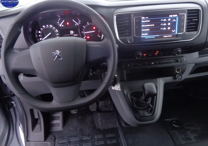 Vue intérieure du tableau de bord et volant Peugeot Expert Fourgon gris, avec écran tactile et levier de vitesse manuel.