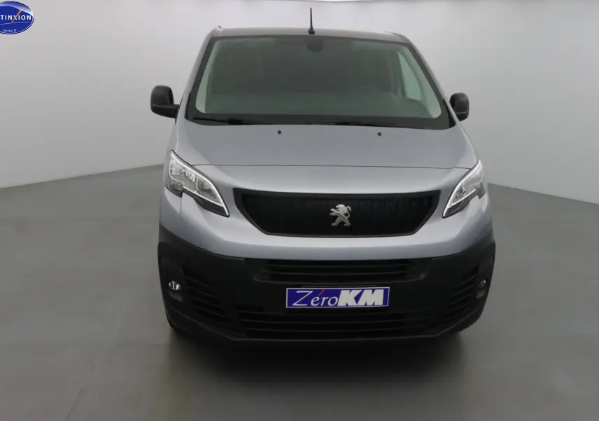 Vue frontale d'un Peugeot Expert Fourgon gris Artense métal avec calandre noire et logo lion central.