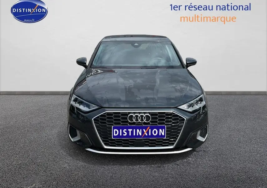 Vue frontale d'une Audi A3 Sportback gris Manhattan avec calandre hexagonale et phares LED distinctifs.