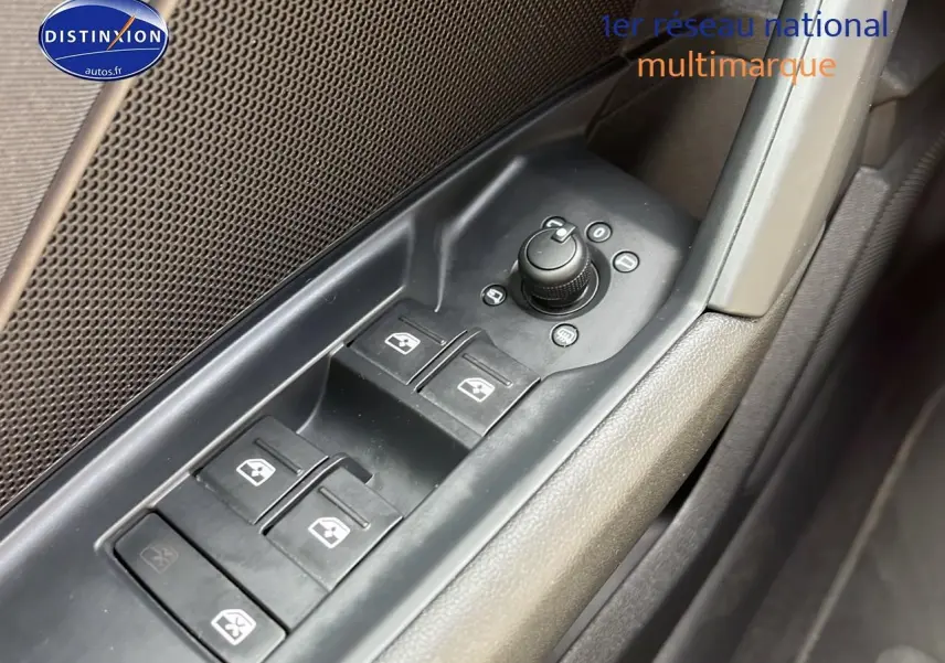 Commande des vitres et réglage des rétroviseurs côté gauche dans une Audi A3 Sportback gris Manhattan 2023