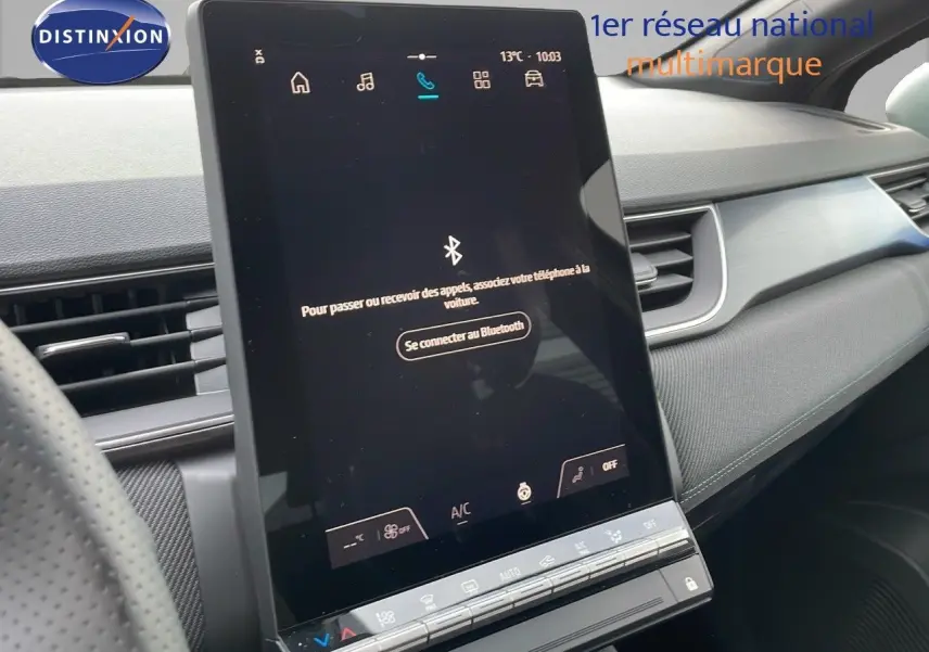 Écran tactile central vertical du tableau de bord du Renault Captur E-Tech hybride 2025, ambiance intérieure moderne grise.