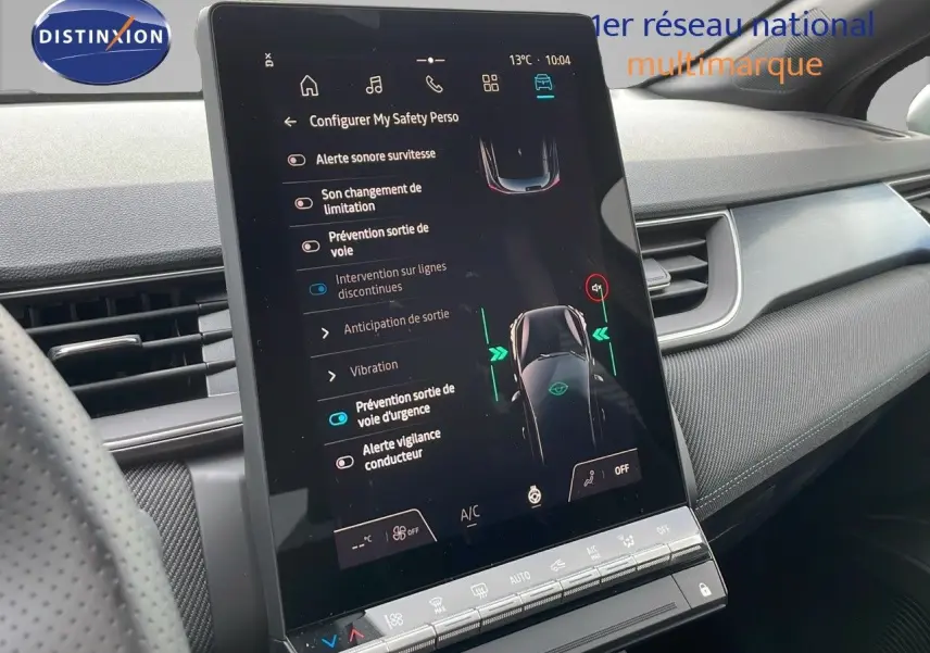 Écran tactile central du tableau de bord du Renault Captur E-Tech hybride 2025, affichant les options de sécurité.