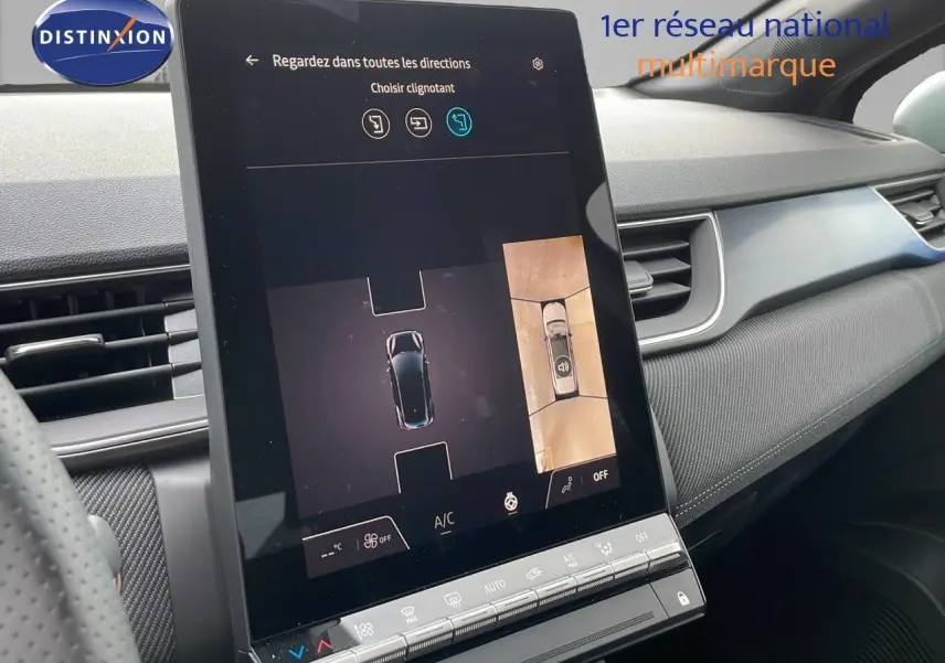 Écran central tactile affichant la caméra 360° dans l'habitacle du Renault Captur E-Tech hybride 2025.