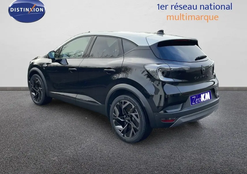 Vue 3/4 arrière droite du Renault Captur E-Tech hybride 2025 noir étoile avec toit gris et jantes noires biton.