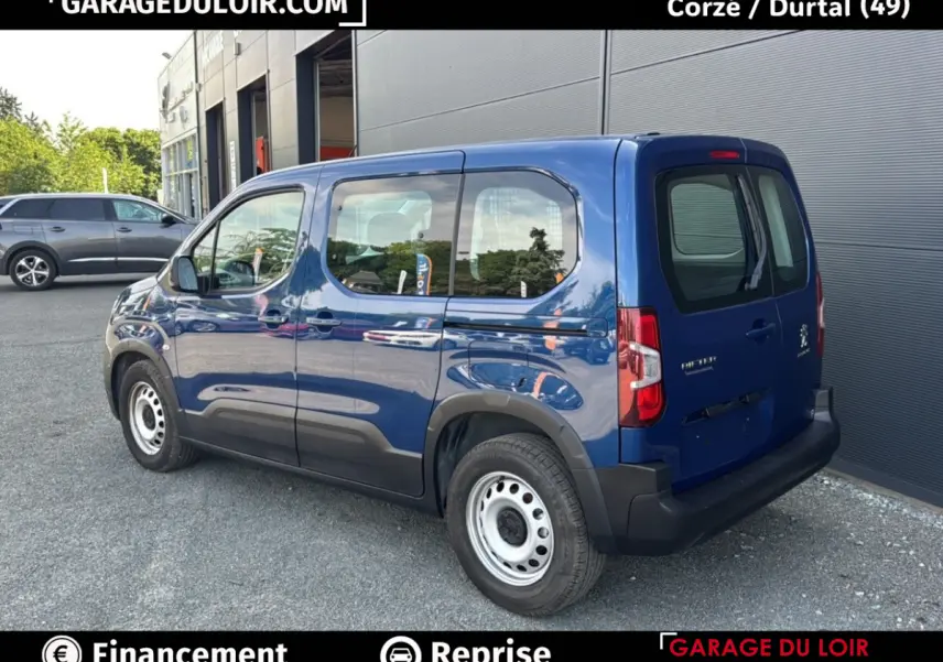 Peugeot Rifter bleu 3/4 arrière droit, version 1.5 BlueHDi 100 S&S Taille M Allure 2024, avec jantes acier et vitres teintées.