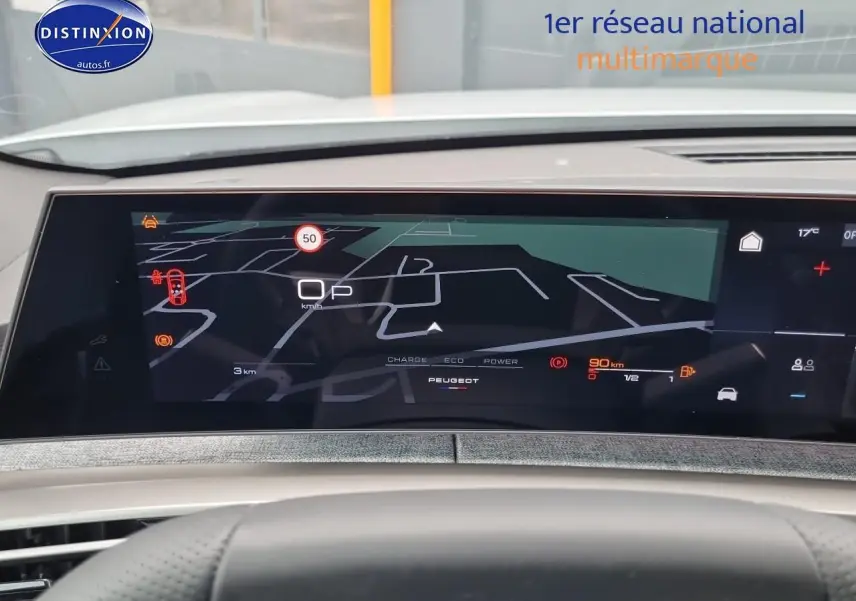 Vue rapprochée de l'écran tactile central du tableau de bord du Peugeot 3008 blanc, affichant la navigation GPS.