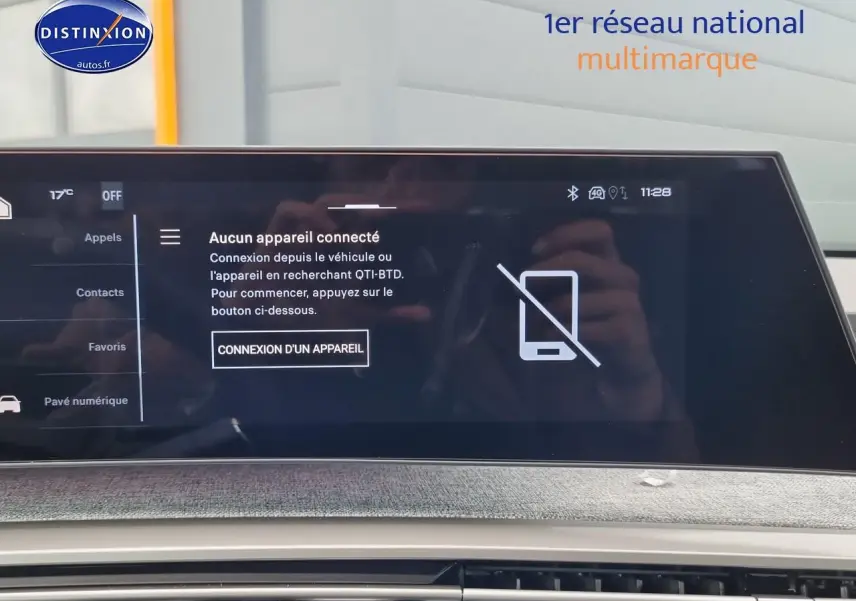 Vue intérieure du tableau de bord du Peugeot 3008 blanc 2025 avec écran tactile multifonction affichant la connexion Bluetooth.