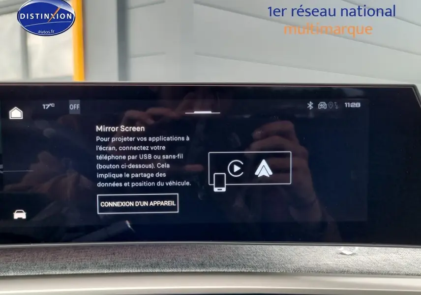 Écran tactile intérieur du Peugeot 3008 blanc 2025 affichant la fonction Mirror Screen en gros plan.