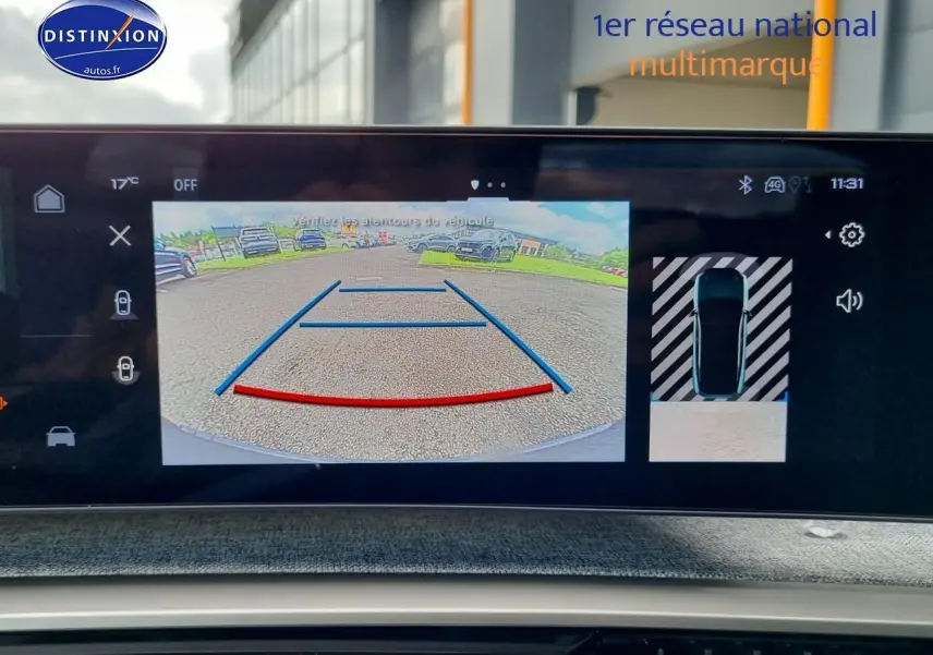 Écran tactile intérieur montrant la caméra de recul et l'aide au stationnement du Peugeot 3008 blanc, vue de face.