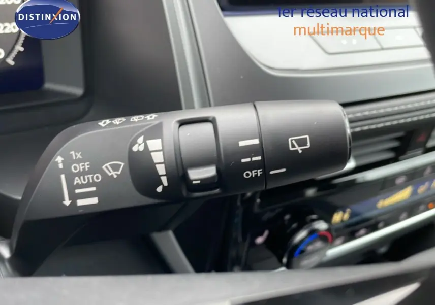 Gros plan sur la commande d’essuie-glace dans l’habitacle du Nissan Qashqai blanc nacré 2025, version N-Connecta.