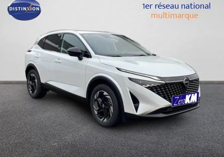 Nissan Qashqai blanc nacré métal en 3/4 avant droit, avec calandre noire et jantes bicolores.