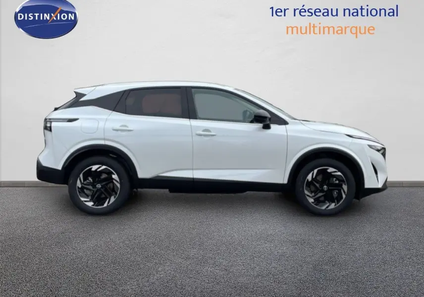 Vue latérale droite du Nissan Qashqai 1.5 E-POWER blanc nacré métal avec jantes noires et toit bicolore.