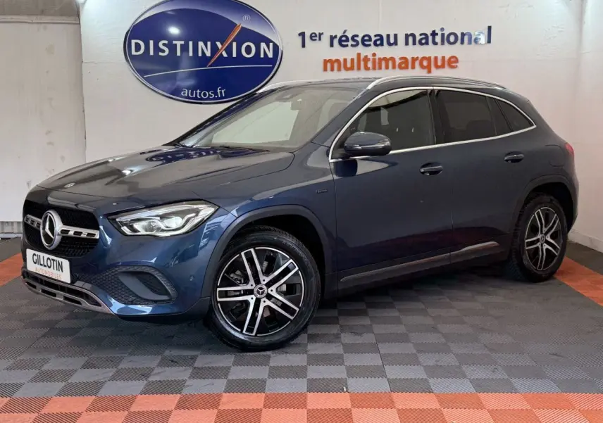Mercedes GLA 250 e Business Line bleu, vue 3/4 avant droit, jantes alliage et calandre étoile visible.