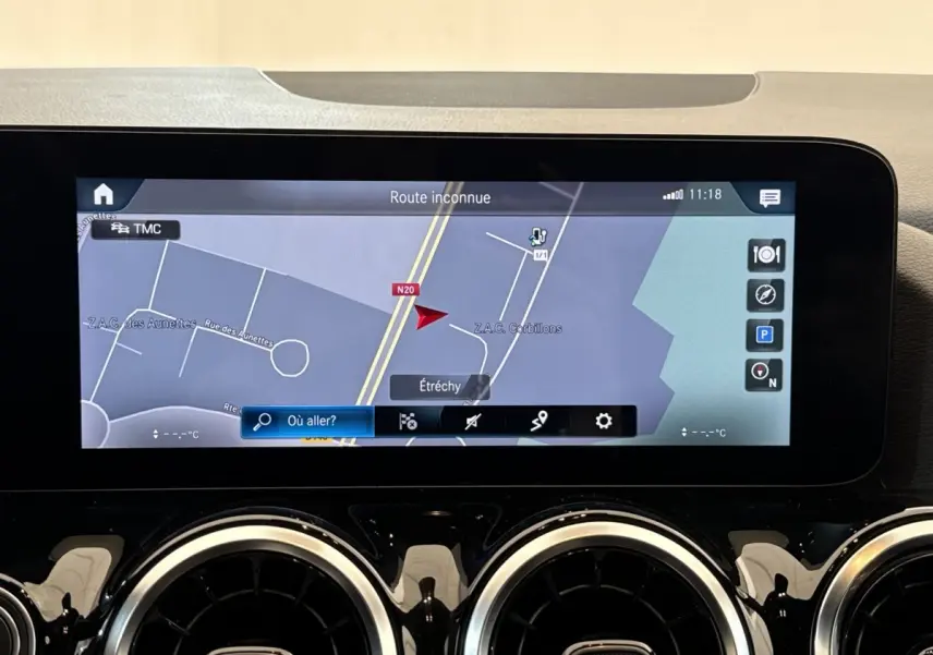 Écran tactile central affichant la navigation 3D du Mercedes GLA 250 e Business Line 2021, avec aérateurs ronds chromés.