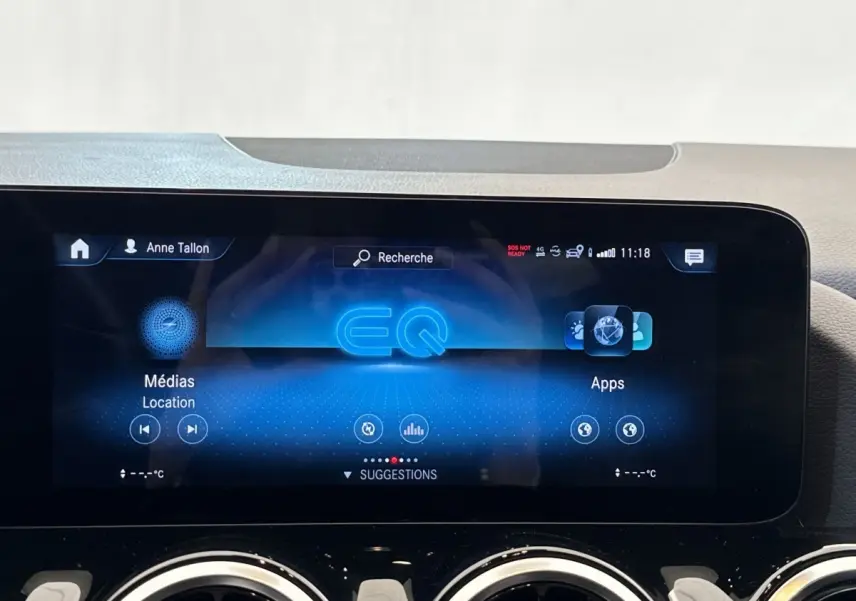 Écran tactile central affichant le système multimédia EQ dans l’habitacle d’une Mercedes GLA hybride rechargeable.