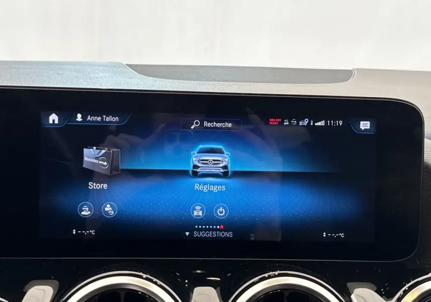 Écran tactile central du tableau de bord du Mercedes GLA 250 e Business Line 2021, affichage des réglages.
