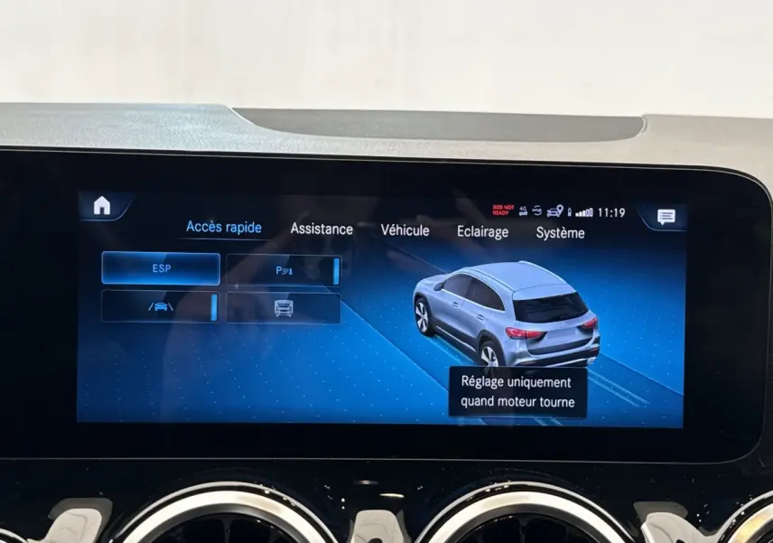 Écran tactile intérieur montrant une Mercedes GLA 250 e bleu vue en 3/4 arrière sur l'interface du véhicule.