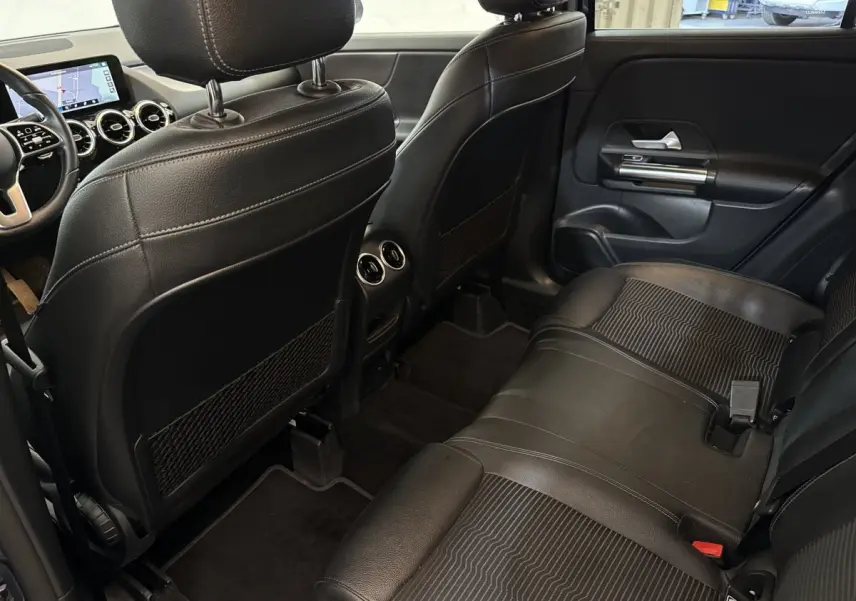 Vue intérieure arrière côté droit du Mercedes GLA 250 e Business Line 2021 avec sièges en cuir noir et aérateurs centraux.