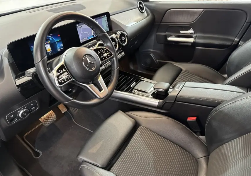 Intérieur noir de la Mercedes GLA 250 e 2021, vue côté conducteur avec tableau de bord digital et console centrale moderne.