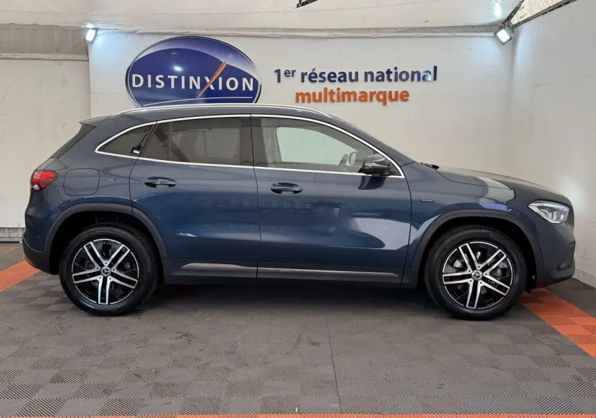 Profil droit d'une Mercedes GLA 250 e Business Line bleu, avec jantes alliage et lignes fluides du SUV hybride rechargeable.