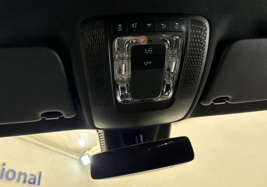 Vue intérieure du plafonnier et rétroviseur central du Mercedes GLA 250 e Business Line bleu de 2021.