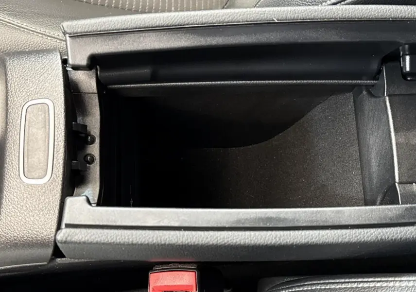 Vue rapprochée de la console centrale ouverte du Mercedes GLA 250 e Business Line 2021, intérieur noir.