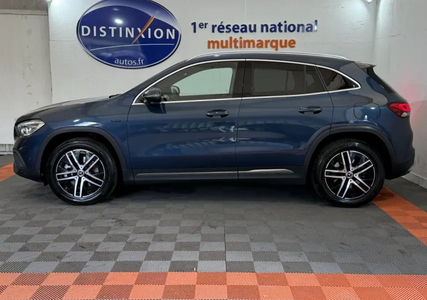 Profil latéral droit d'un Mercedes GLA 250 e Business Line bleu, avec jantes alliage et rétroviseurs électriques rabattables.