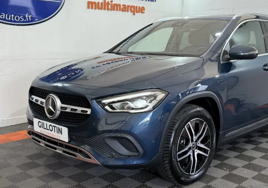 Vue 3/4 avant droit d’un Mercedes GLA 250 e Business Line bleu avec phares LED et jantes alliage noires.