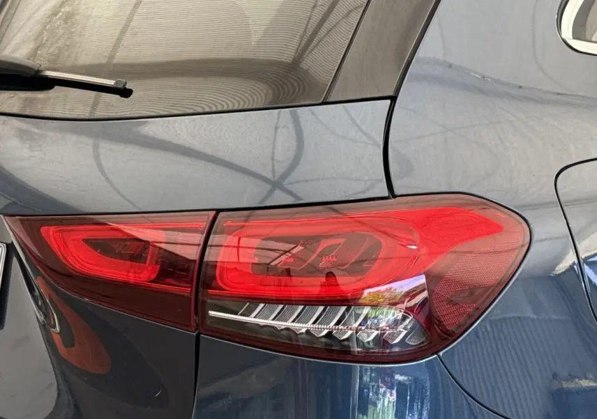 Gros plan sur le feu arrière droit rouge d’un Mercedes GLA 250 e Business Line bleu 2021.