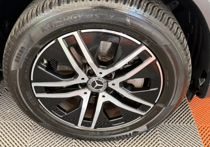 Gros plan sur la jante alliage noire et argentée du côté avant droit d’un Mercedes GLA bleu hybride rechargeable.