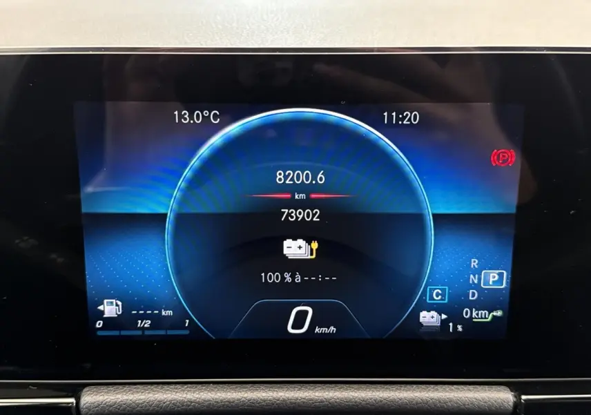 Affichage numérique du tableau de bord du Mercedes GLA hybride rechargeable, indiquant 8200 km et vitesse 0 km/h.