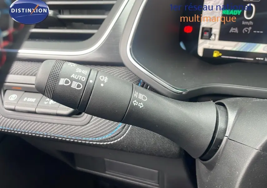 Gros plan sur la commande des phares et clignotants dans l'habitacle du Renault Captur E-Tech hybride 2025.