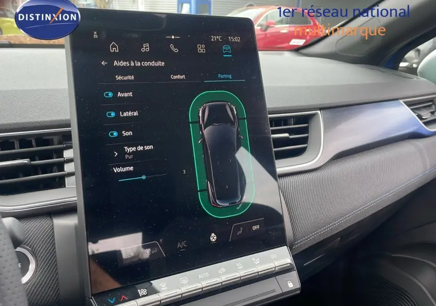 Vue intérieure du tableau de bord du Renault Captur E-Tech Hybrid 2025, avec écran tactile central affichant les aides à la conduite.