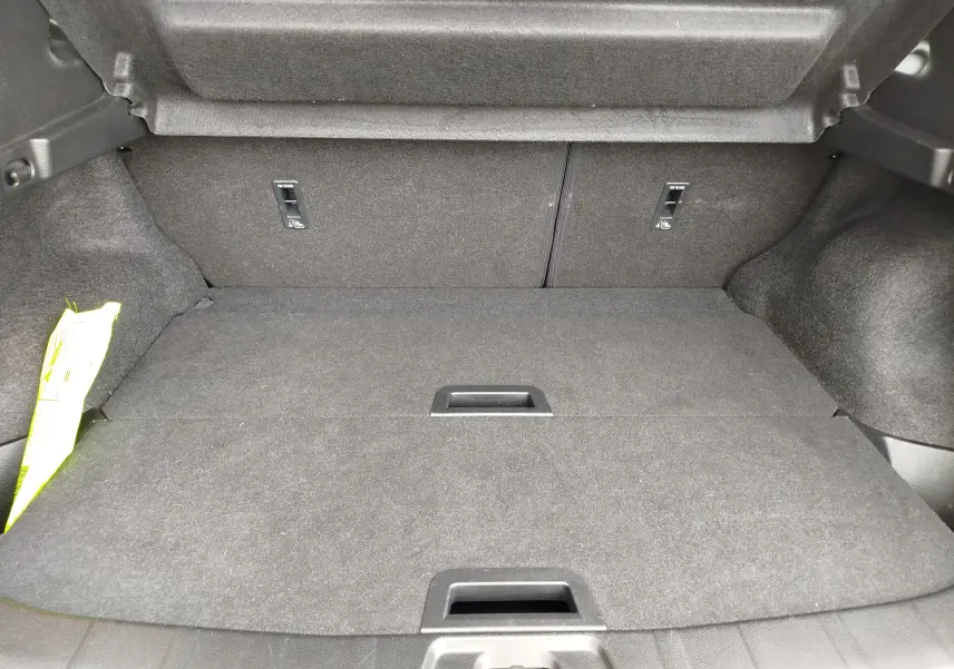 Gros plan sur la console centrale du Nissan Qashqai 2017, affichant la climatisation bi-zone avec commandes digitales.