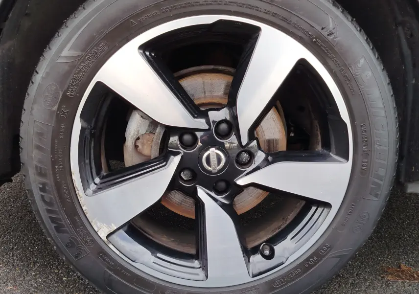 Vue 3/4 avant droite d'un Nissan Qashqai 2017 bronze Ultime avec jantes alliage et calandre chromée.