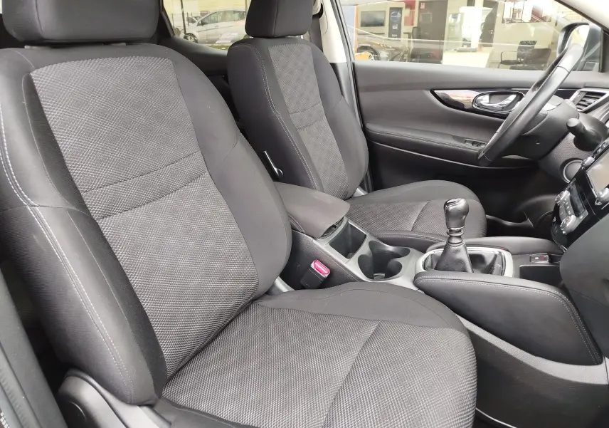 Coffre ouvert du Nissan Qashqai 2017, vue intérieure montrant un espace de rangement en tissu gris foncé.