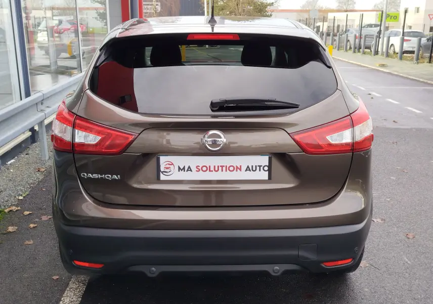 Gros plan sur le rangement en mousse sous le coffre du Nissan Qashqai, montrant un kit de réparation pneus intégré.