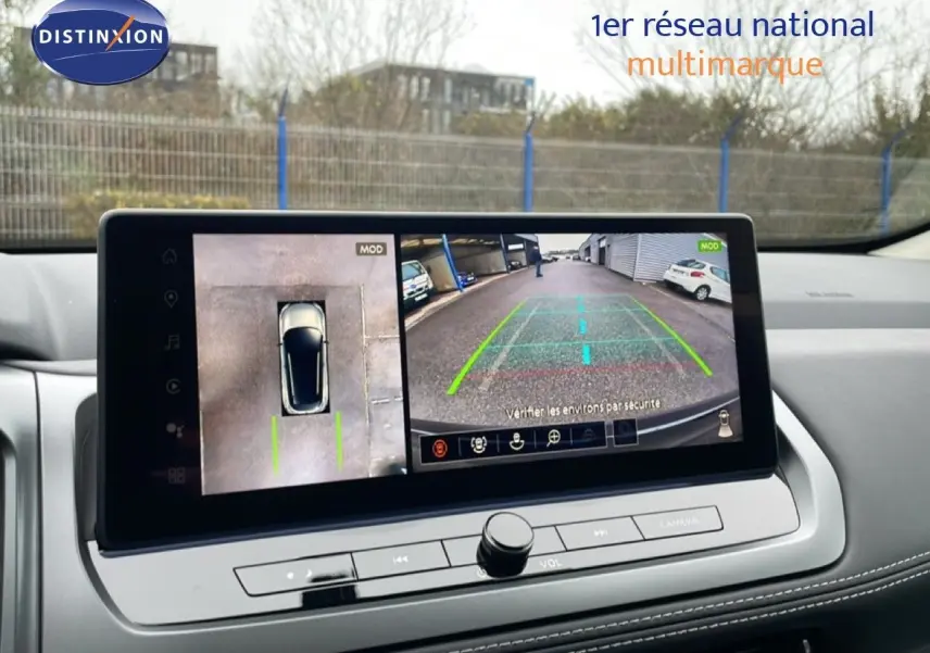 Écran central du Nissan Qashqai 2025 noir perle métal montrant la caméra de recul et vue 360° en stationnement.