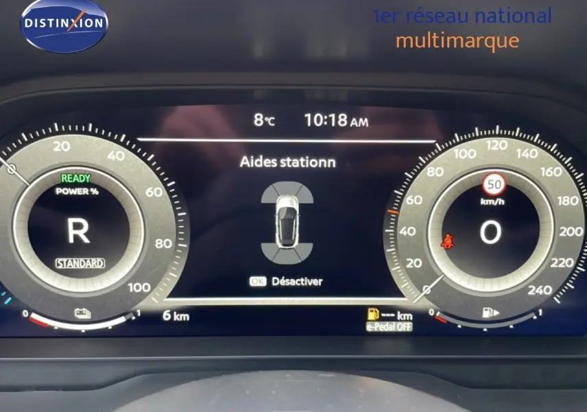 Tableau de bord numérique du Nissan Qashqai 2025, affichant l'aide au stationnement et la vitesse à 0 km/h.