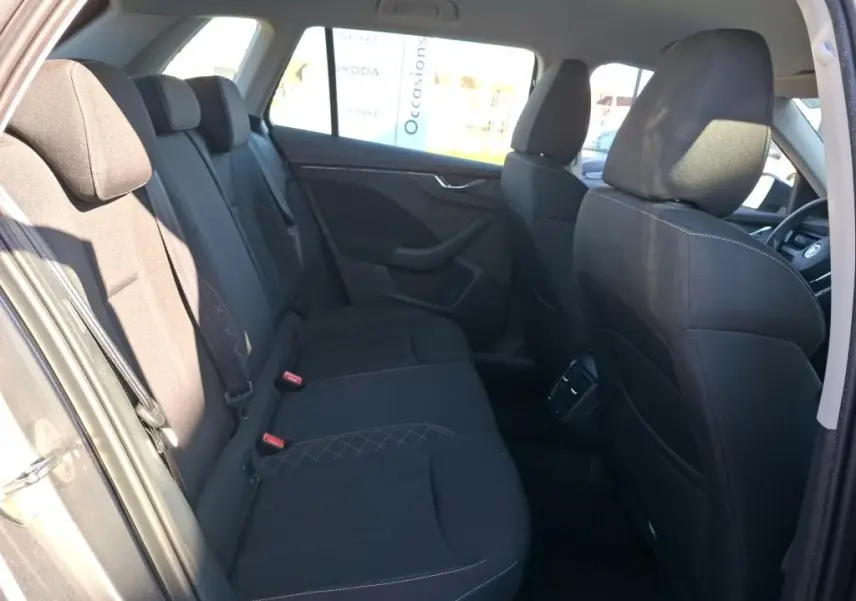 Vue intérieure côté droit montrant les sièges arrière en tissu noir du Skoda Kamiq gris foncé 2023, finition Ambition.
