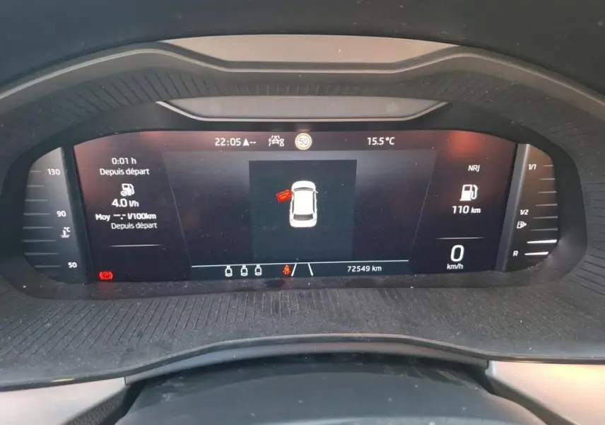 Vue rapprochée du tableau de bord numérique du Skoda Kamiq gris foncé, affichant la vitesse à 0 km/h et une porte ouverte.