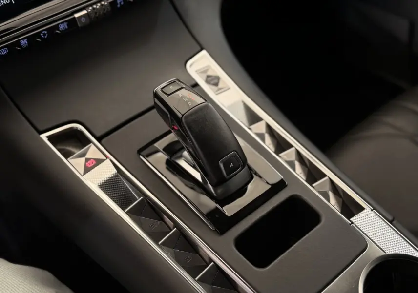 Gros plan sur la console centrale noire du DS7 Crossback 2018 avec levier de vitesses automatique et finitions chromées.