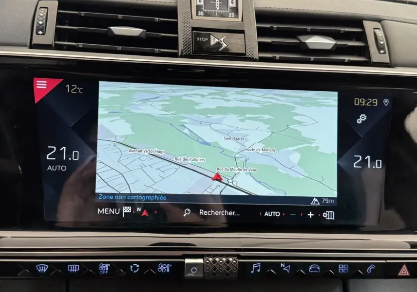 Écran tactile central du DS7 Crossback 2018 affichant la navigation avec carte et commandes climatisation digitales.