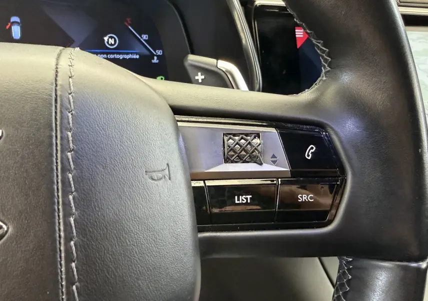 Gros plan sur le volant cuir noir du DS7 Crossback 2018 avec affichage numérique partiel en arrière-plan.