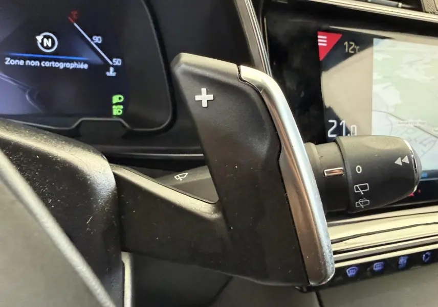 Gros plan sur la palette de changement de vitesse droite du DS7 Crossback avec écran tactile et tableau de bord numérique.