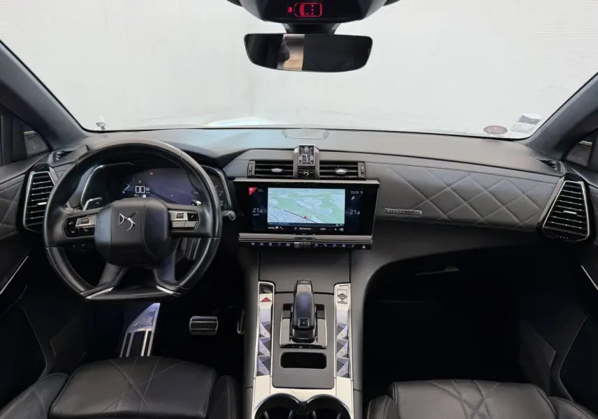 Vue intérieure frontale du DS7 Crossback 2018, tableau de bord cuir noir matelassé et écran tactile central 12 pouces.