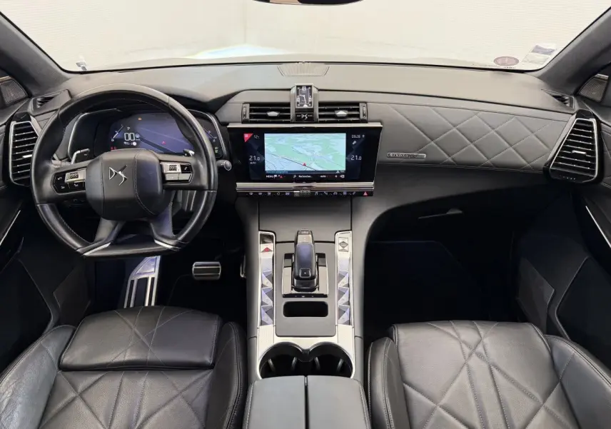 Vue intérieure avant du DS7 Crossback avec tableau de bord cuir matelassé et écran tactile central 12 pouces.